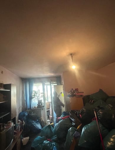 Înainte: Cameră de zi golită complet
