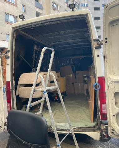 Mobilă veche: duba incarcata cu mobilier
