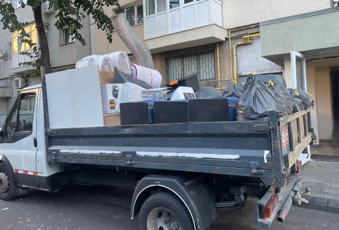 Mobilă veche: mobila pe platforma la bloc